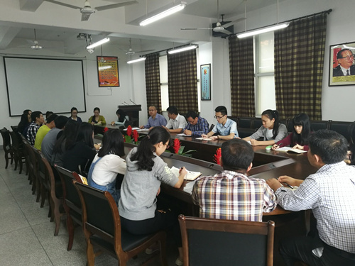 商学院专题学习党的十八届六中全会会议精神，提升党员“四种意识”