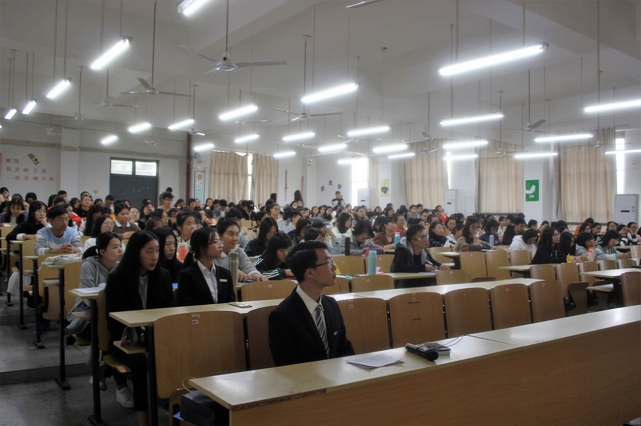 商学院优秀校友应邀回校作演讲