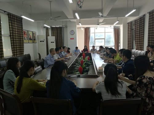 商学院专题学习党的十八届六中全会会议精神，提升党员“四种意识”